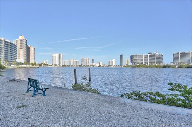 Foto del edificio - VILLAGE BY THE BAY CONDO