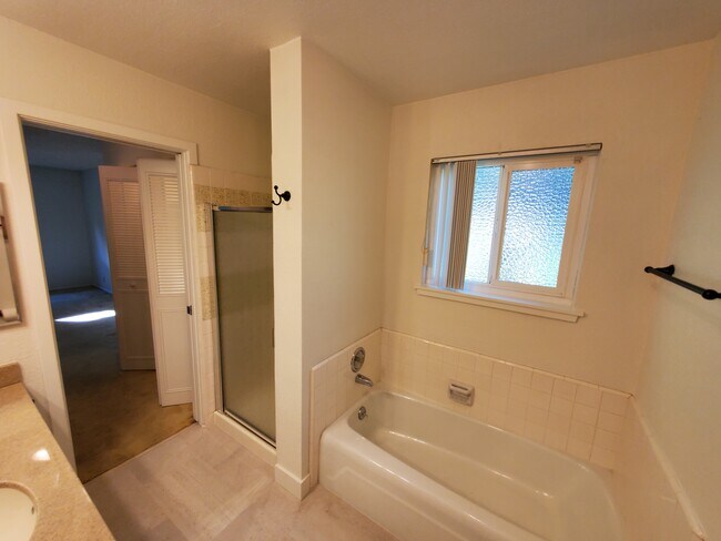 Building Photo - 1008 Commons Dr
