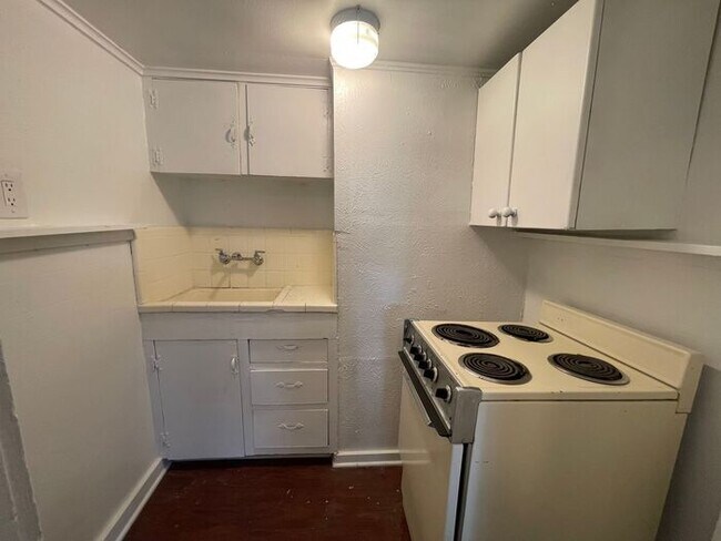 Building Photo - Cozy 1 Bedroom 1 Bath Downstairs Unit Read...
