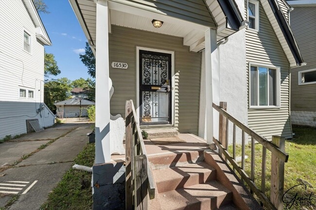 Building Photo - $1300 - Renovated 3 Bedroom