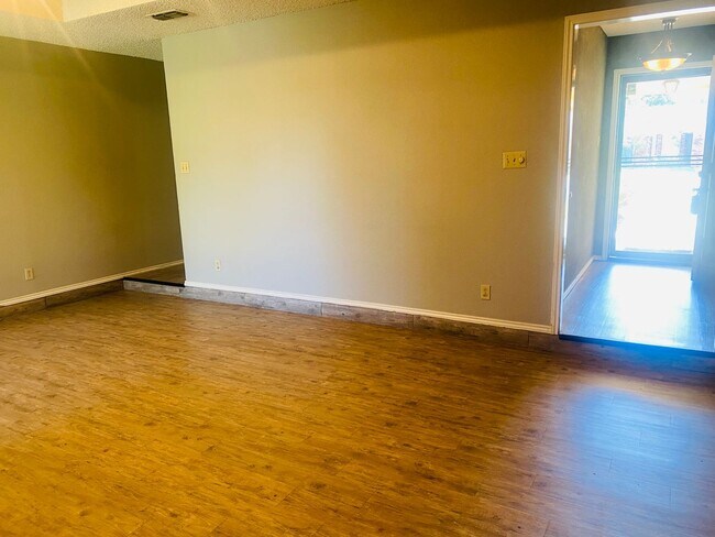 Foto del edificio - 3 bed 2 bath 2 car garage! Self Showing