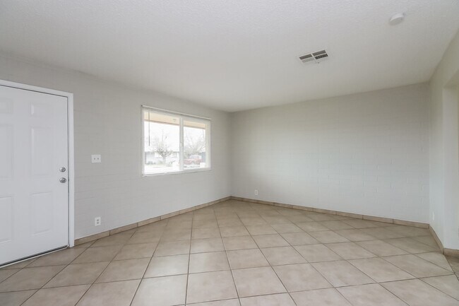 Building Photo - 1302 W 7Th Drive