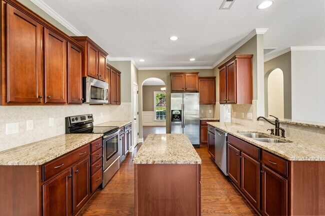 Building Photo - Stunning and HUGE 5Bed/3Bath in Holly Spri...