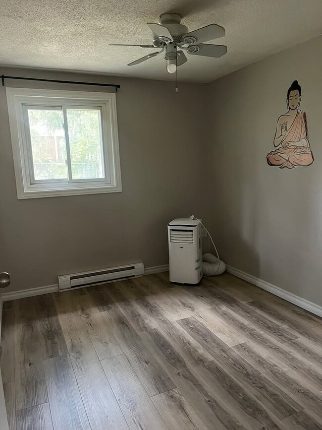 Building Photo - 162 Jansen Av