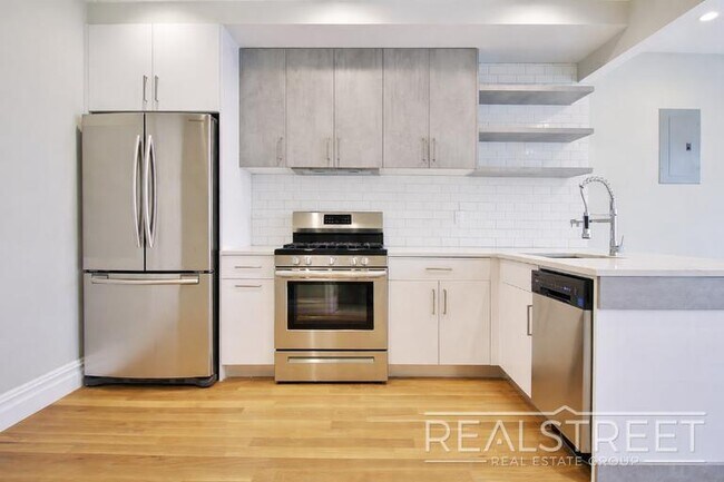 Foto del edificio - Stunning New 1 Bed in Bed Stuy Condo building