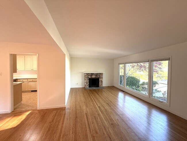 Foto del edificio - THREE BEDROOM /TWO BATH HOME, JUST A FEW BLOCKS FROM DOWNTOWN LARKSPUR