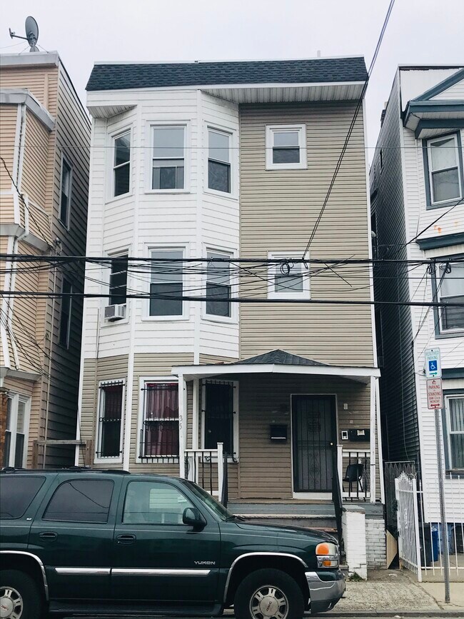 Building Photo - 335 S 19th St