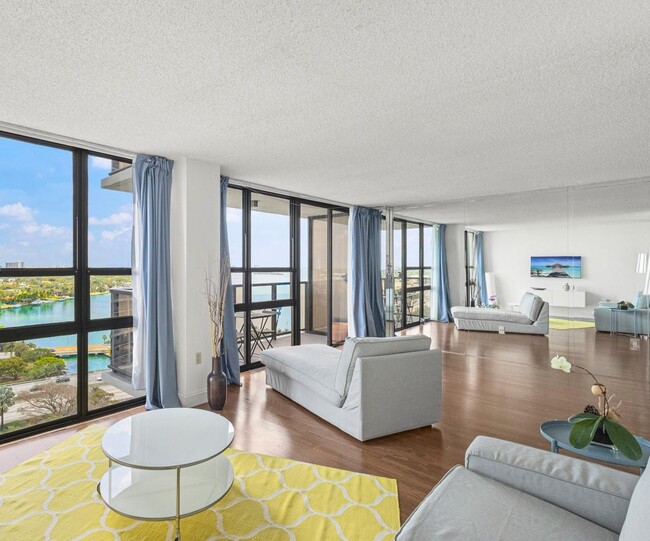 Foto del edificio - 600 NE 36th St