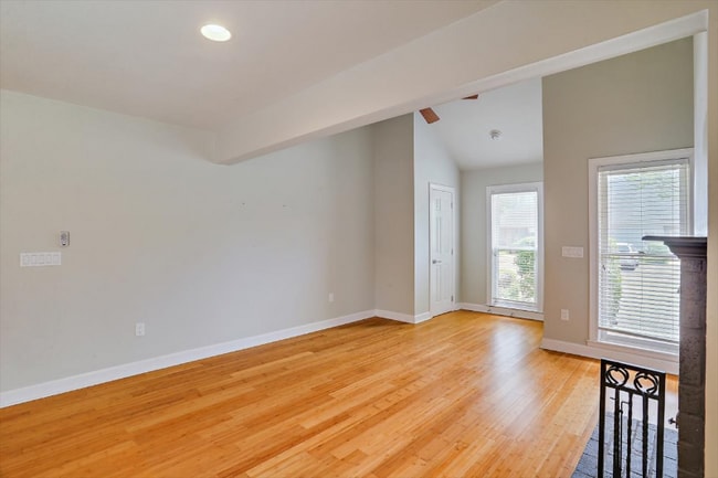Building Photo - 405 River Pl