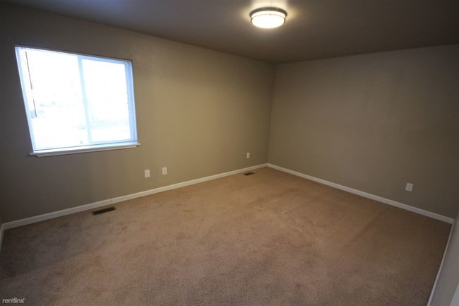 Building Photo - 3 br, 2 bath Triplex - 296 N Spruce Dr Apt B