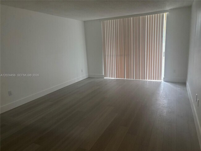 Foto del edificio - 484 NW 165th St