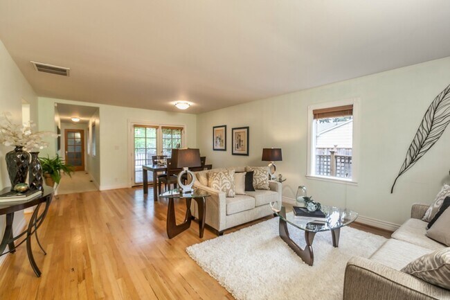Sala de estar/Comedor - 12035 14th Avenue NE