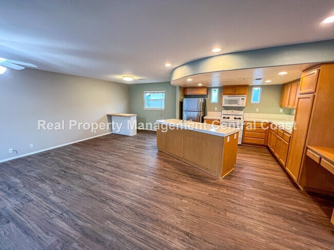 Foto del edificio - AVAILABLE SEPTEMBER - Spacious Townhome in...