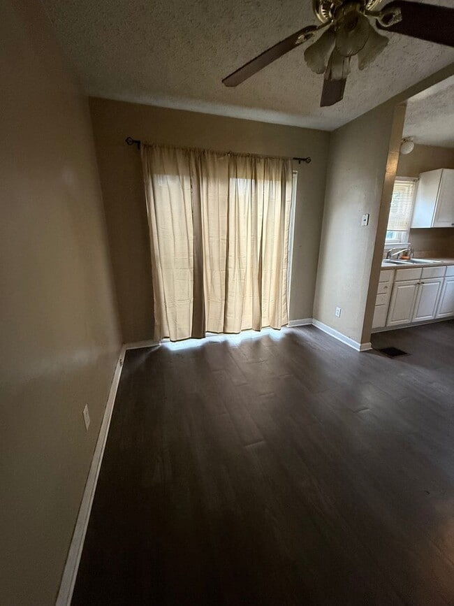 Building Photo - 3 bedroom 1 bath $1500