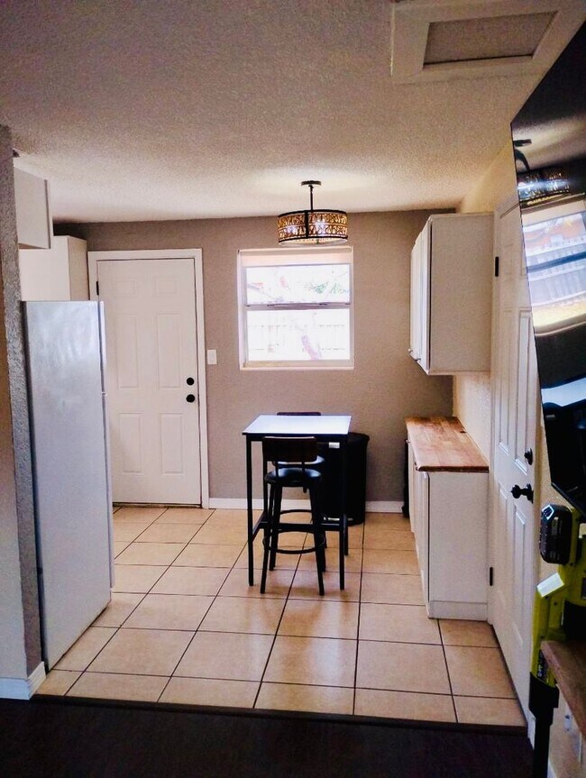 Foto del edificio - 3 Bed / 1 Bath House with Fenced Yard