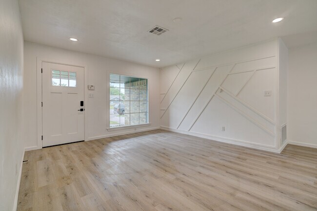 Building Photo - 1410 Abbey Dr