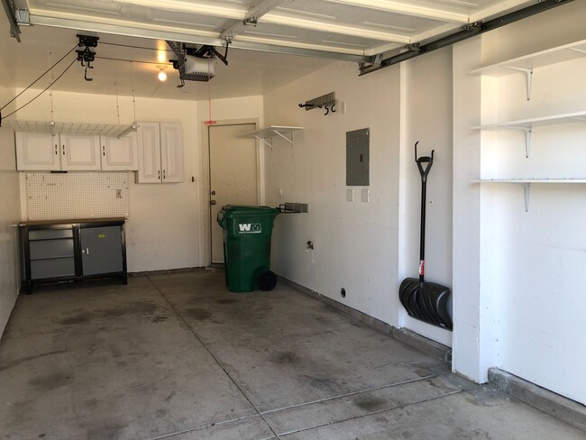 Building Photo - 2 Bedroom and 3 Bathroom Condo Townhouse