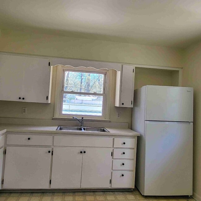 Building Photo - 2050 Reggie Dr