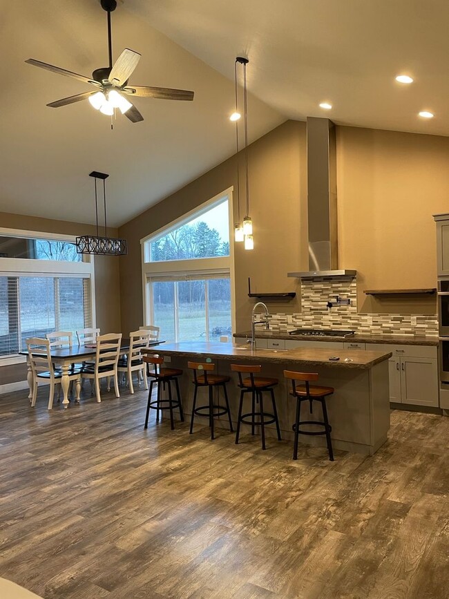 Building Photo - Beautiful Pet Friendly Home