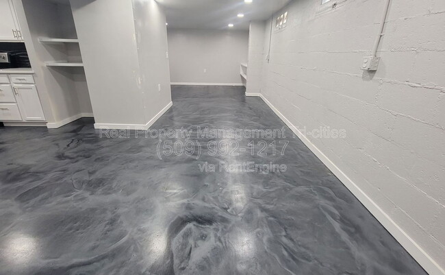 Building Photo - 400/402 Barth Ave