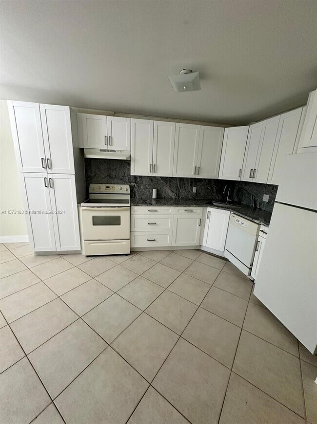 Building Photo - 10751 Royal Palm Blvd