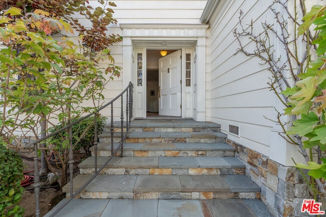 Building Photo - 643 Westholme Ave