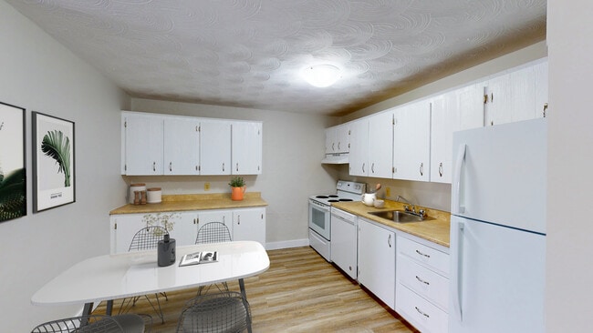 Building Photo - 21 Connaught Av