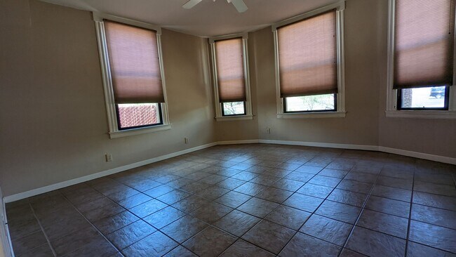 Building Photo - Duplex Unit for Rent