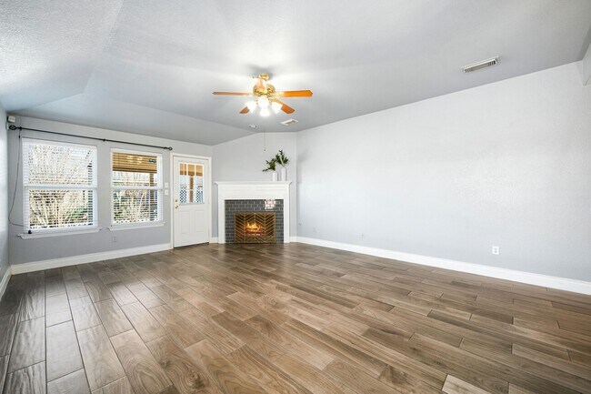 Foto del edificio - 9710 Golden Park Ln
