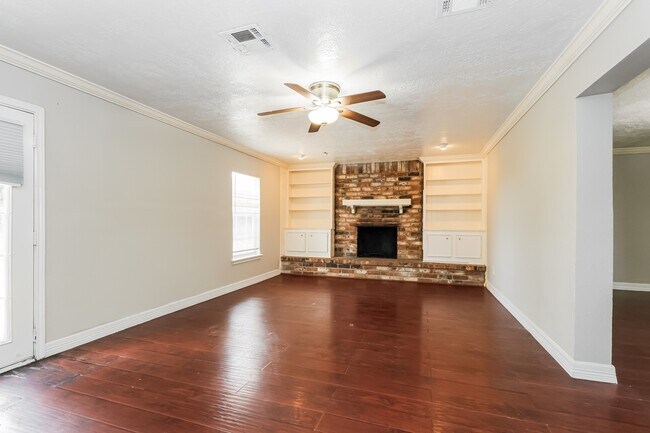Building Photo - 10122 Woodhollow Dr