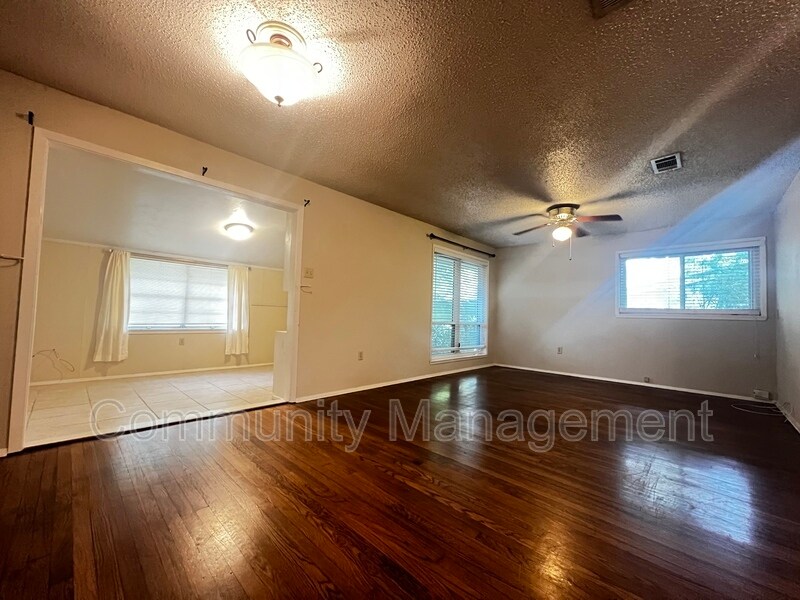 Photo - 2415 Rhododendron Ave