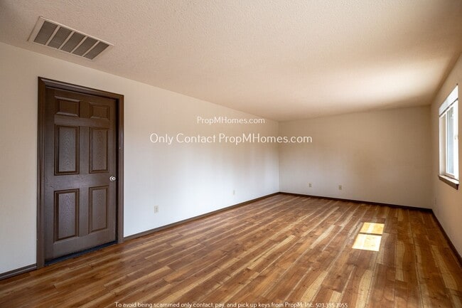 Building Photo - Spacious Home with Double Car Garage and E...
