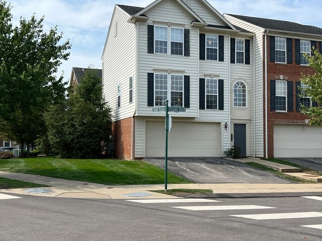 Building Photo - Fantastic Updated 3 bedroom 2.5 bathroom T...