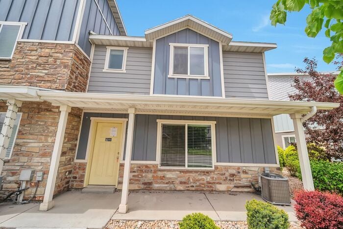 Primary Photo - Awesome 2 Story Townhome in Vineyard with ...