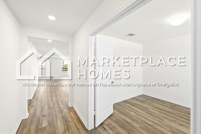 Building Photo - 4013 Woodside Dr