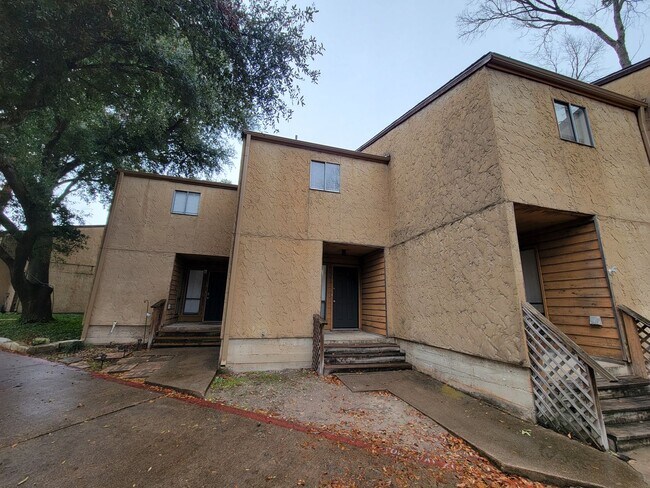 Building Photo - Bryan - 2 Bedroom 1 Bath Townhome!!