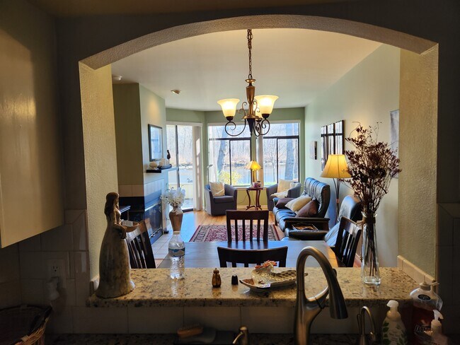 Building Photo - 966 E Riverpark Ln