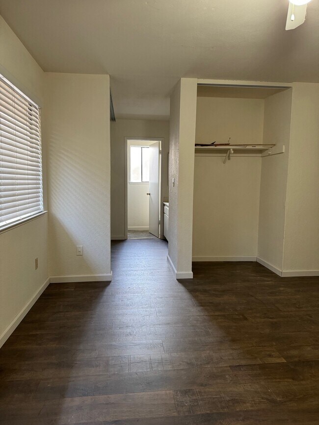 El dormitorio principal está en la planta superior. - 5 Del Prado Cir