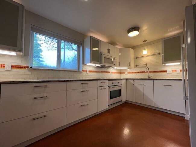 Foto del edificio - AMAZING LOCATION 2 Bed 1 Bath Condo of Wes...