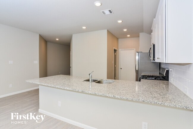 Building Photo - 15015 Maskette Ave
