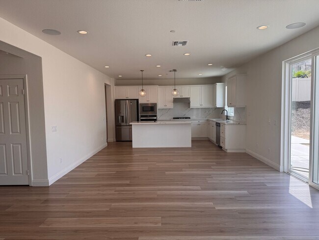 Foto del edificio - Beautiful 5 Bedroom 3 Bathroom Home Built in 2021