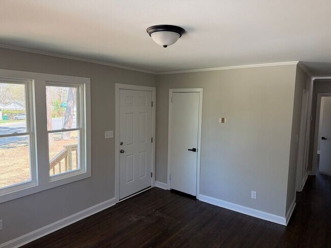 Building Photo - Gorgeous Renovated 3 Bedroom Brick Ranch