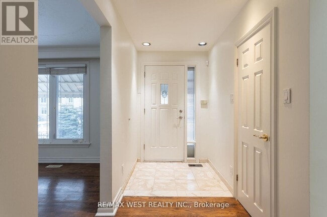 Building Photo - 28 Paragon Rd