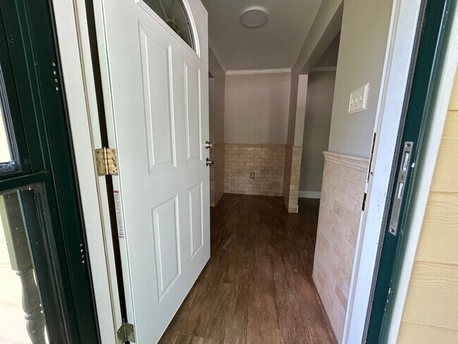 Building Photo - Charming 2 Bedroom/2.5 Bathroom home in Sandfly