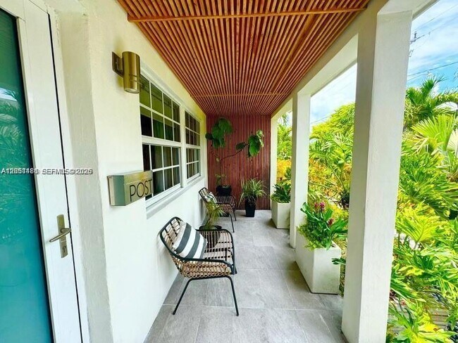Foto del edificio - 555 NE 127th St