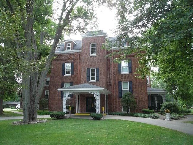 Junto a la entrada con vista a la South Avenue - 1603 Michigan Ave