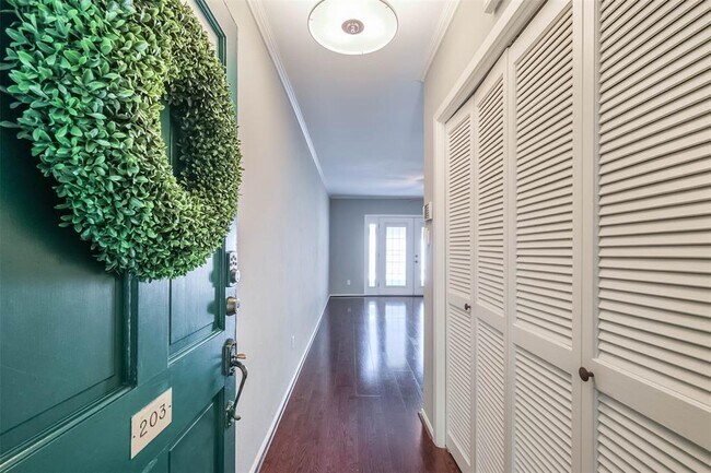 Building Photo - 2220 S Piney Point Rd