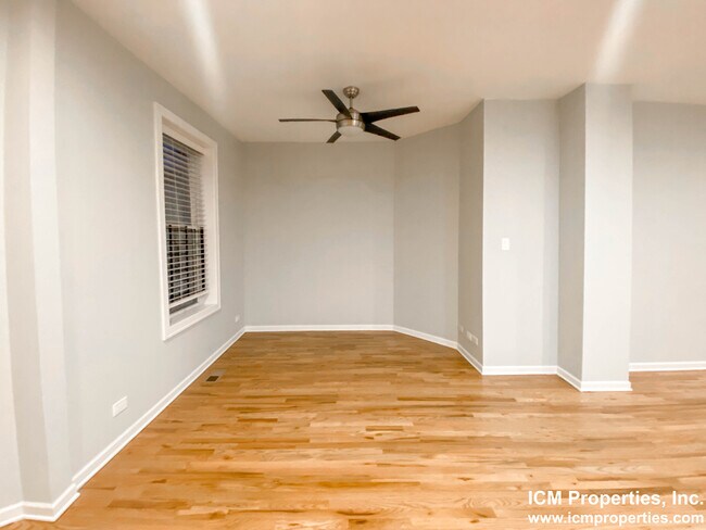 Foto del edificio - 2452 N Southport Ave