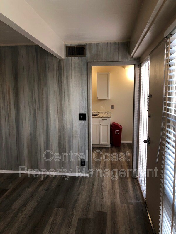 451 Dela Vina Ave Unit 203, Monterey, CA 93940 Condo for Rent in