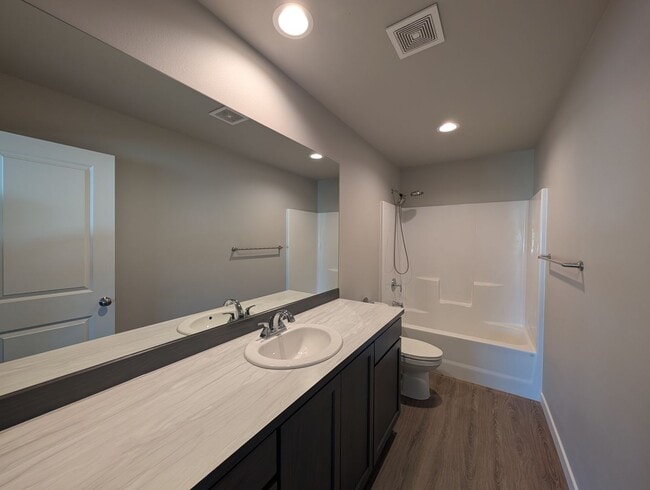 Building Photo - ** MOVE-IN SPECIAL** Charming 3-Bed, 2-Bath Home w/ Fenced Yard & W/D!